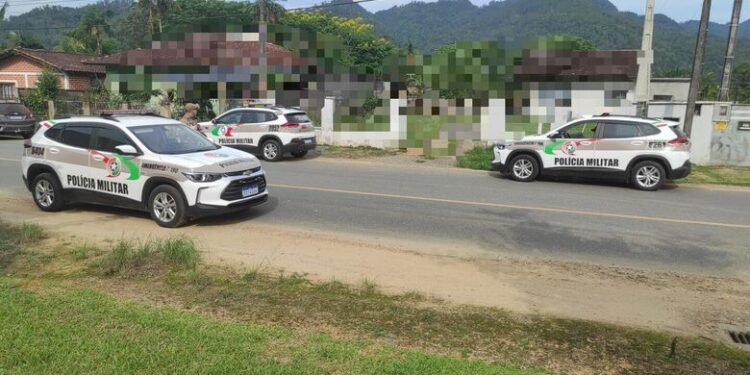 [Vídeo] Denúncia de furto de energia acaba em homem preso e veículo furtado recuperado em Jaraguá do Sul