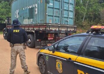 [Vídeo] Motorista se emociona após caminhão furtado ser recuperado pela PRF, em Barra Velha