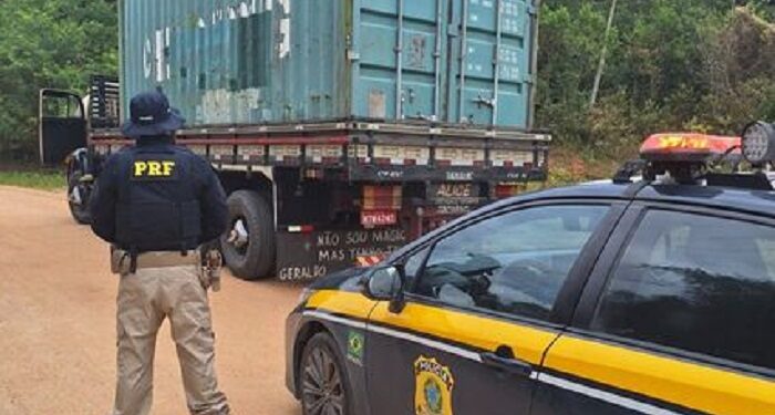 [Vídeo] Motorista se emociona após caminhão furtado ser recuperado pela PRF, em Barra Velha