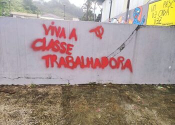 [Fotos] Homem é preso pichando praça pública em Guaramirim