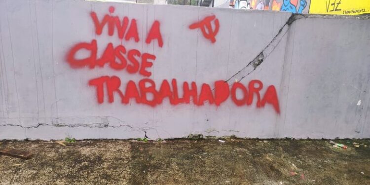 [Fotos] Homem é preso pichando praça pública em Guaramirim