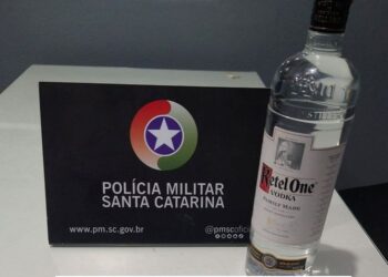 Mulher furta garrafa de vodka de R$ 100 e é presa em Jaraguá do Sul