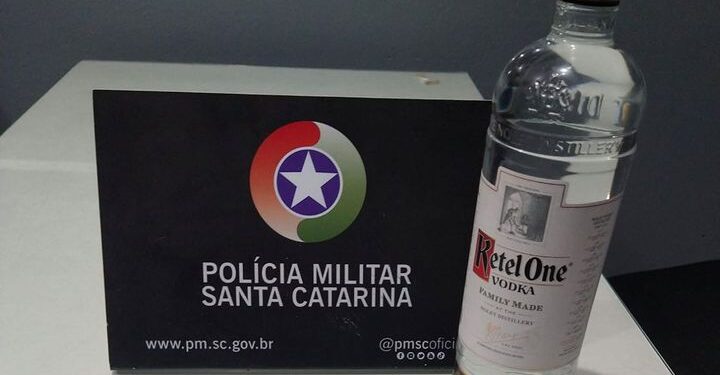 Mulher furta garrafa de vodka de R$ 100 e é presa em Jaraguá do Sul