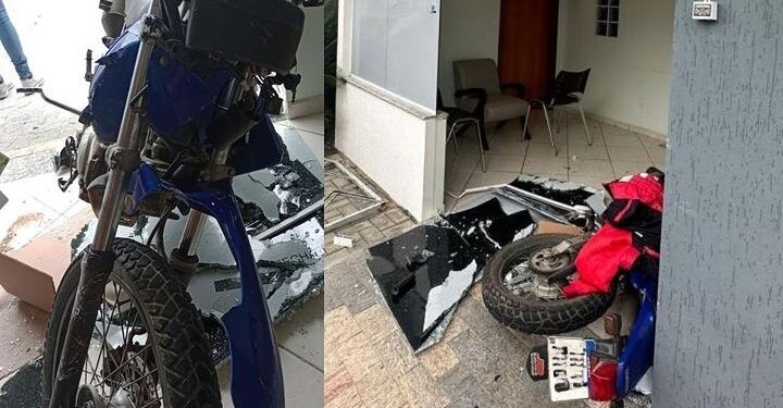 Motociclista bate contra ônibus e porta de estabelecimento e é encaminhado ao hospital em Jaraguá