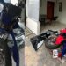 Motociclista bate contra ônibus e porta de estabelecimento e é encaminhado ao hospital em Jaraguá