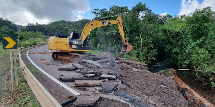 Governo do Estado começa recuperação em rodovias com estragos em função das chuvas
