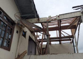 Trabalhador morre após telhado de casa desabar em Blumenau