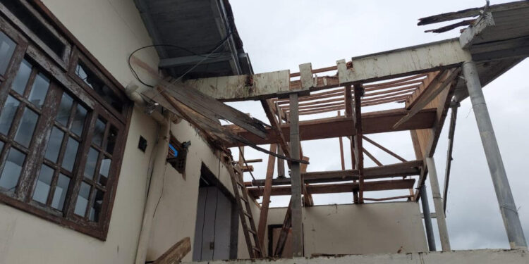 Trabalhador morre após telhado de casa desabar em Blumenau