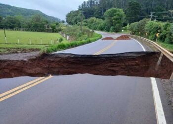 Vídeo mostra asfalto cedendo após forte chuva em rodovia de SC