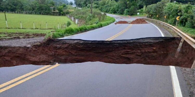Vídeo mostra asfalto cedendo após forte chuva em rodovia de SC