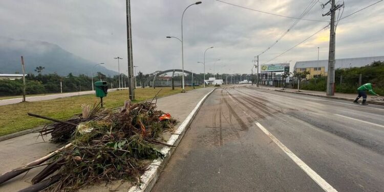 Equipes trabalham na limpeza do Parque Linear Via Verde, em Jaraguá do Sul