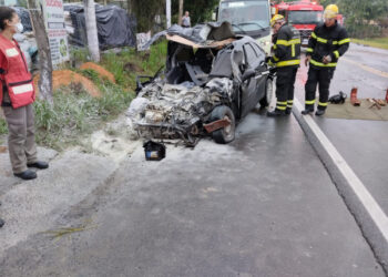 [Vídeo e fotos] Motorista morre após bater de frente contra ônibus entre Pomerode e Blumenau