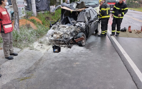 [Vídeo e fotos] Motorista morre após bater de frente contra ônibus entre Pomerode e Blumenau