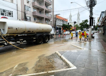 Equipe da Prefeitura de Jaraguá auxilia nos trabalhos de limpeza em Rio do Sul: “É triste de ver”