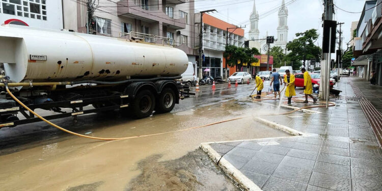 Equipe da Prefeitura de Jaraguá auxilia nos trabalhos de limpeza em Rio do Sul: “É triste de ver”