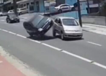 [Vídeo] Capotamento deixa duas pessoas feridas em Joinville