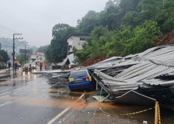 Vídeo mostra empresa sendo destruída por deslizamento em SC