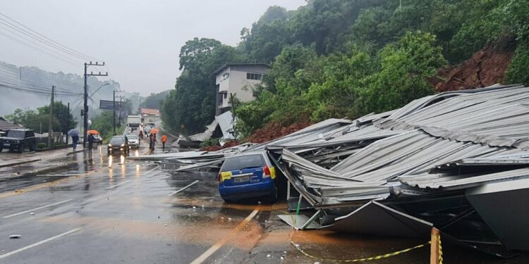 Vídeo mostra empresa sendo destruída por deslizamento em SC