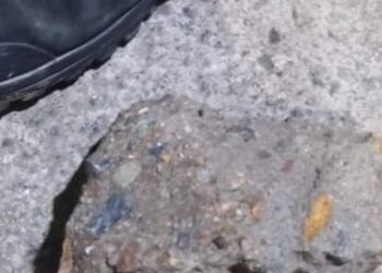 Homem joga garrafas e xinga policiais de “vermes” em Guaramirim