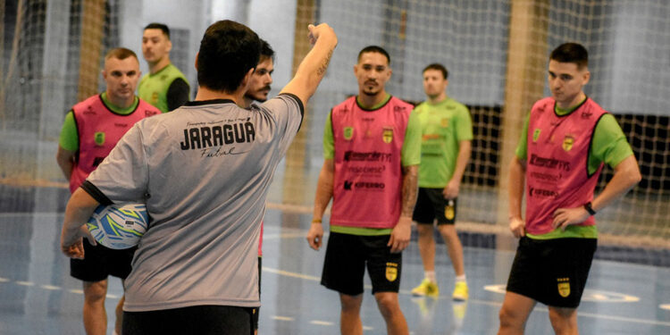 Jaraguá Futsal inicia disputa por vaga na final do Estadual