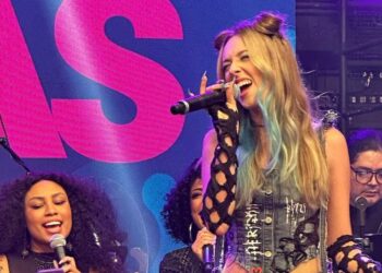 Cantora de Schroeder participa do programa Altas Horas, da TV Globo