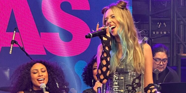 Cantora de Schroeder participa do programa Altas Horas, da TV Globo