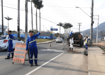 Empresa recupera trecho de rua de Jaraguá do Sul que apresentou desnivelamento na pista