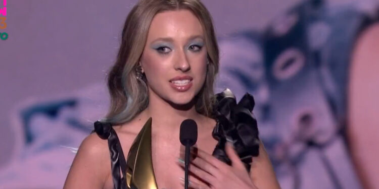 [Vídeo] Cantora schroedense Isa Buzzi vence a categoria “Brasil” no Prêmio Multishow