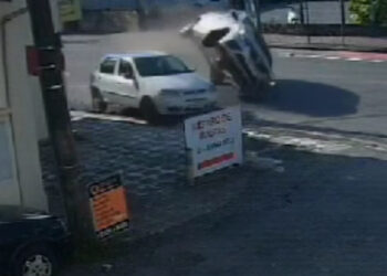 [Vídeo] Motorista bate contra veículo estacionado e capota em Blumenau