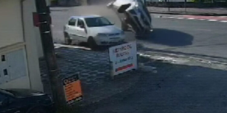 [Vídeo] Motorista bate contra veículo estacionado e capota em Blumenau