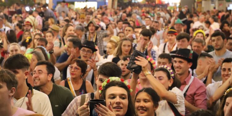 Noite do último sábado da 33ª Schützenfest tem pavilhões lotados