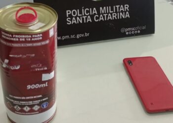 Homem é detido após cheirar solvente em ponto de ônibus em Jaraguá do Sul