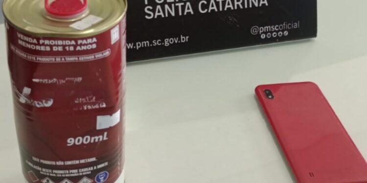 Homem é detido após cheirar solvente em ponto de ônibus em Jaraguá do Sul