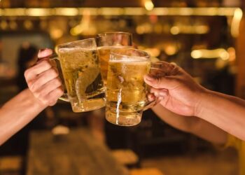 Mulher encontra marido no bar e agride ele com garrafada na cabeça em Jaraguá