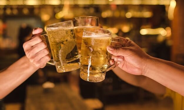 Mulher encontra marido no bar e agride ele com garrafada na cabeça em Jaraguá
