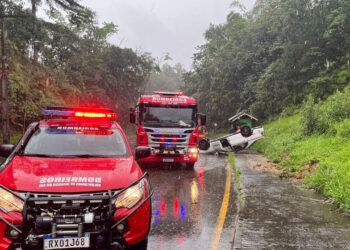[Vídeo e fotos] Motorista perde controle de veículo e capota em Jaraguá do Sul