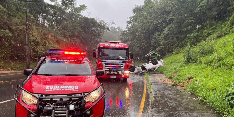 [Vídeo e fotos] Motorista perde controle de veículo e capota em Jaraguá do Sul