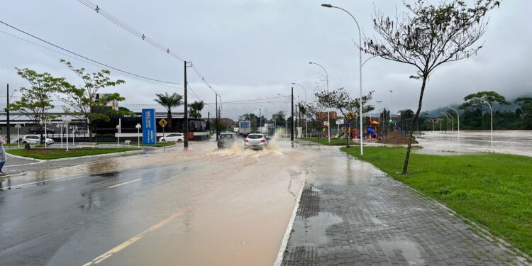 [Vídeo] Via Verde é interditada após rio Itapocu passar dos 5 metros em Jaraguá do Sul