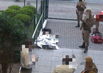 Homem morre após ser esfaqueado em frente a supermercado de Blumenau