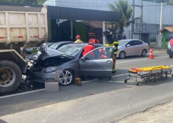 Motorista sofre mal súbito e provoca acidente entre cinco carros e um caminhão em Jaraguá