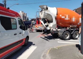 Homem fica gravemente ferido após ser atropelado por caminhão em Jaraguá do Sul