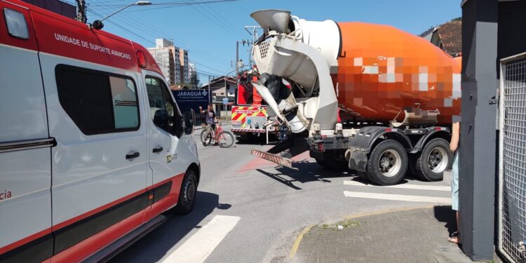 Homem fica gravemente ferido após ser atropelado por caminhão em Jaraguá do Sul
