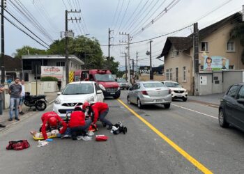 [Vídeo e fotos] Motociclista fica ferido após acidente com dois carros em Jaraguá do Sul