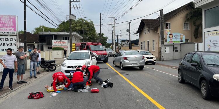 [Vídeo e fotos] Motociclista fica ferido após acidente com dois carros em Jaraguá do Sul