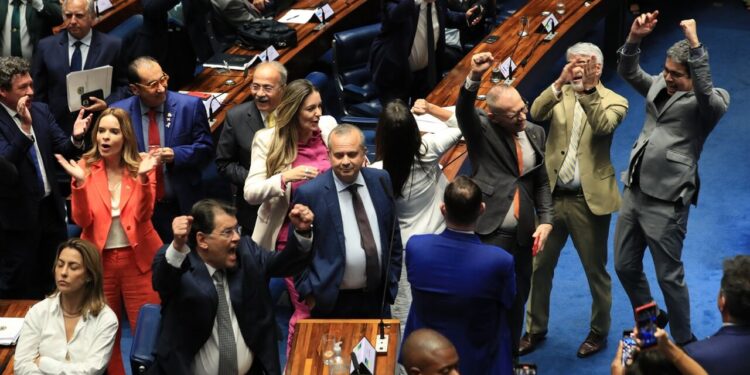 Senado aprova reforma tributária; texto volta à Câmara