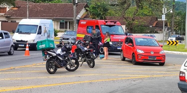 Motociclista fica ferida após colisão em Jaraguá do Sul