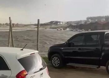 [Vídeo] Tsunami invade orla, ‘engole’ veículos e assusta moradores no Sul de Santa Catarina