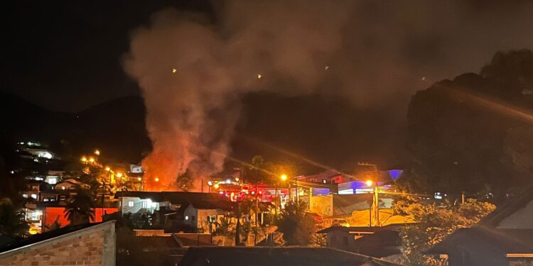 [Vídeo] Incêndio atinge residência em Jaraguá do Sul
