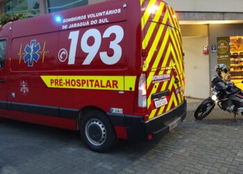 Motorista foge após acidente que deixou motociclista ferido em Jaraguá do Sul