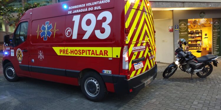 Motorista foge após acidente que deixou motociclista ferido em Jaraguá do Sul